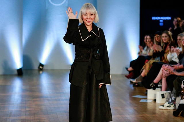 Túi mây cùng nhà thiết kế Việt lên sàn diễn Tuần lễ thời trang Paris - Ảnh 4. Túi mây cùng nhà thiết kế Việt lên sàn diễn Tuần lễ thời trang Paris - Ảnh 4.