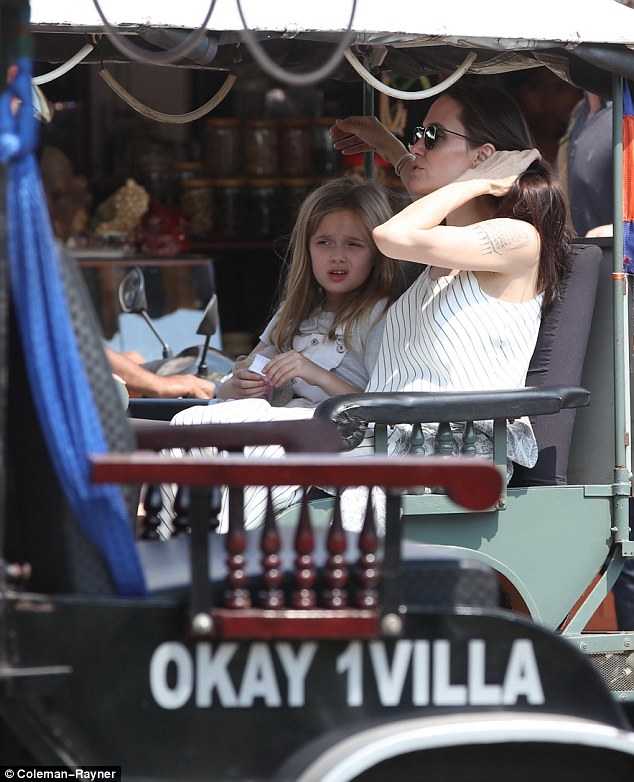 Angelina Jolie cùng các con tham quan Seam Reap bằng tuk tuk - Ảnh 2. Angelina Jolie cùng các con tham quan Seam Reap bằng tuk tuk - Ảnh 2.