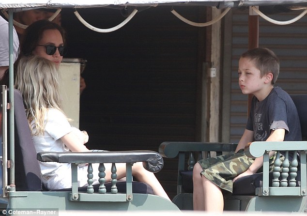 Angelina Jolie cùng các con tham quan Seam Reap bằng tuk tuk - Ảnh 4. Angelina Jolie cùng các con tham quan Seam Reap bằng tuk tuk - Ảnh 4.