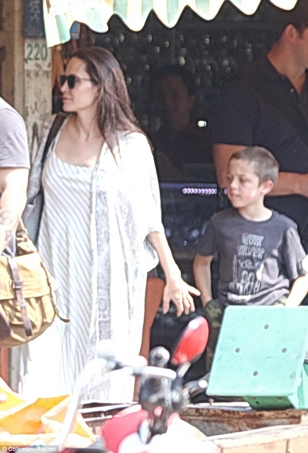 Angelina Jolie cùng các con tham quan Seam Reap bằng tuk tuk - Ảnh 6. Angelina Jolie cùng các con tham quan Seam Reap bằng tuk tuk - Ảnh 6.