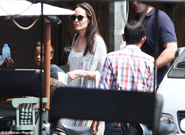 Angelina Jolie cùng các con tham quan Seam Reap bằng tuk tuk - Ảnh 8. Angelina Jolie cùng các con tham quan Seam Reap bằng tuk tuk - Ảnh 8.