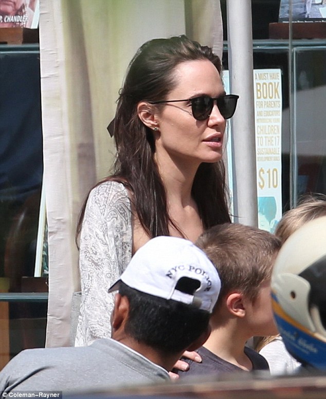 Angelina Jolie cùng các con tham quan Seam Reap bằng tuk tuk - Ảnh 10. Angelina Jolie cùng các con tham quan Seam Reap bằng tuk tuk - Ảnh 10.