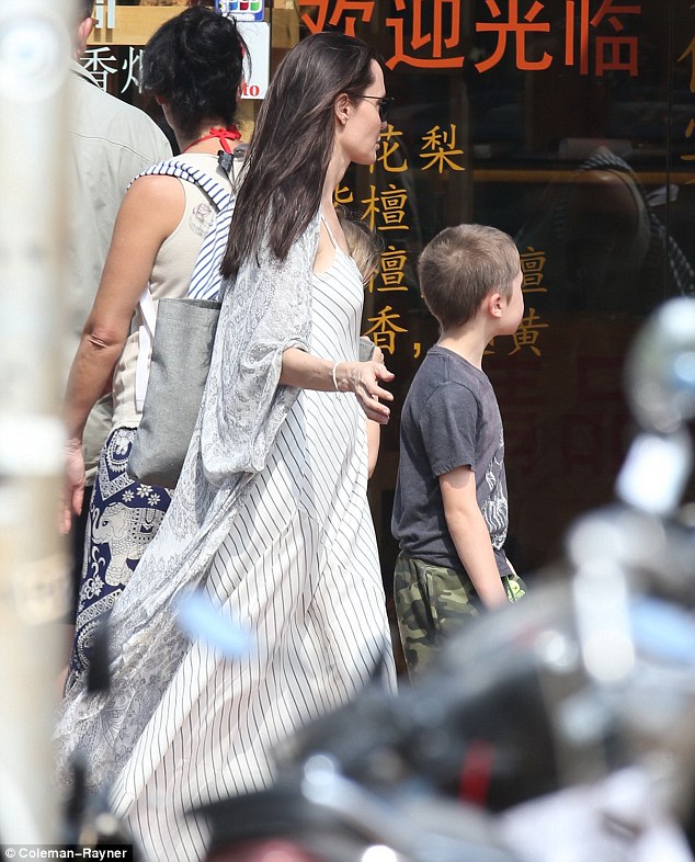 Angelina Jolie cùng các con tham quan Seam Reap bằng tuk tuk - Ảnh 12. Angelina Jolie cùng các con tham quan Seam Reap bằng tuk tuk - Ảnh 12.