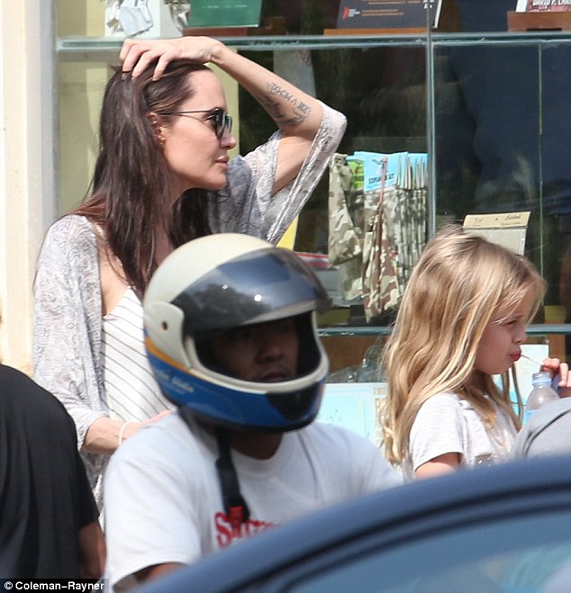 Angelina Jolie cùng các con tham quan Seam Reap bằng tuk tuk - Ảnh 14. Angelina Jolie cùng các con tham quan Seam Reap bằng tuk tuk - Ảnh 14.