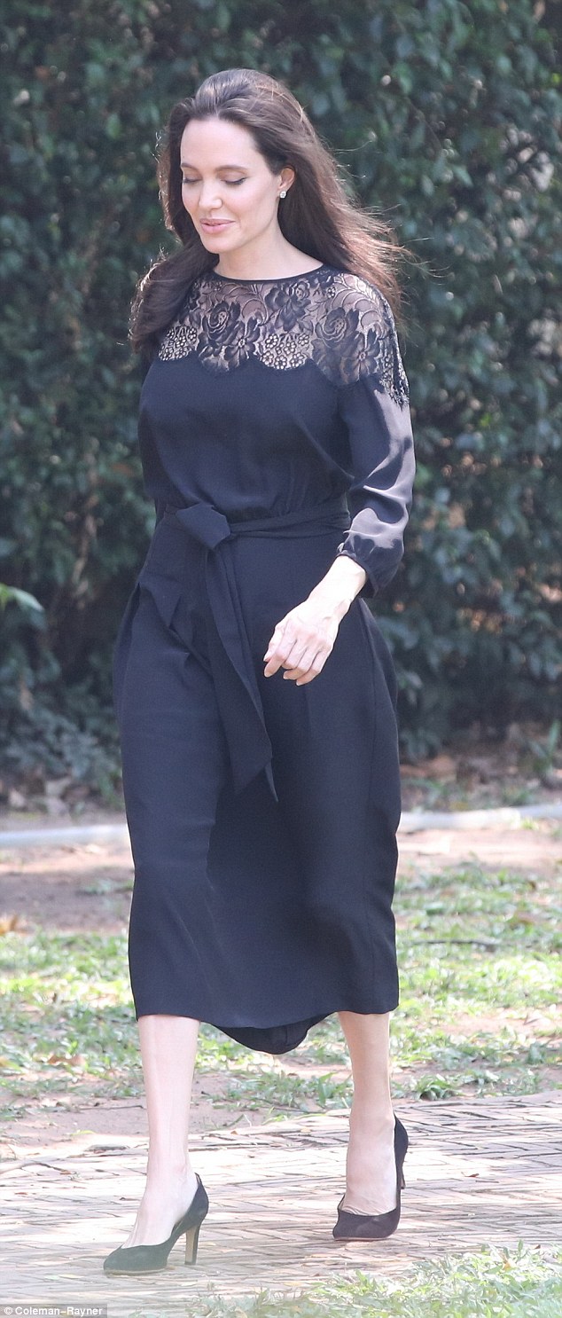 Angelina Jolie cùng các con tham quan Seam Reap bằng tuk tuk - Ảnh 16. Angelina Jolie cùng các con tham quan Seam Reap bằng tuk tuk - Ảnh 16.
