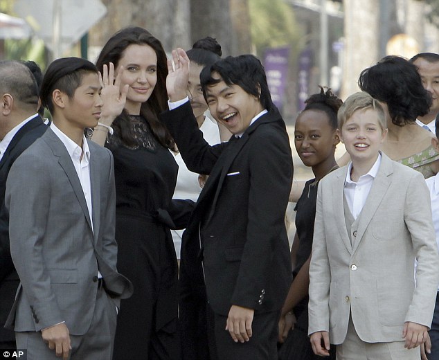 Angelina Jolie cùng các con tham quan Seam Reap bằng tuk tuk - Ảnh 18. Angelina Jolie cùng các con tham quan Seam Reap bằng tuk tuk - Ảnh 18.