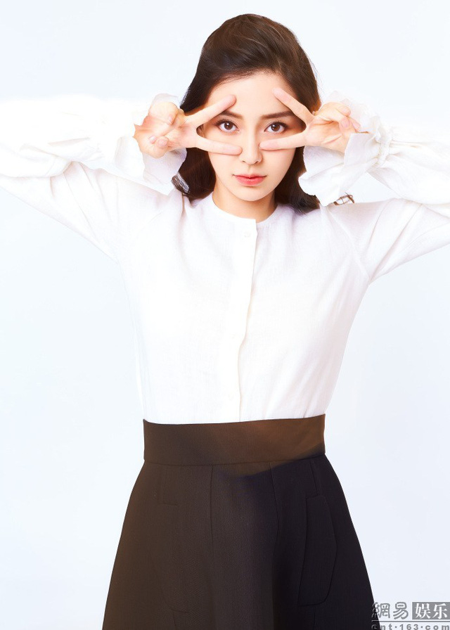 Lộ ảnh Angelababy thời đen nhẻm, mặt vuông vức - Ảnh 8. Lộ ảnh Angelababy thời đen nhẻm, mặt vuông vức - Ảnh 8.
