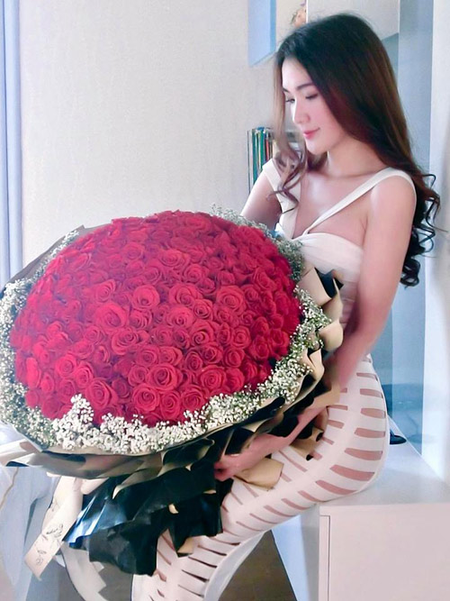 Tò mò về hai cô gái xinh đẹp được tặng 1000 bông hồng 8/3 - Ảnh 2. Tò mò về hai cô gái xinh đẹp được tặng 1000 bông hồng 8/3 - Ảnh 2.
