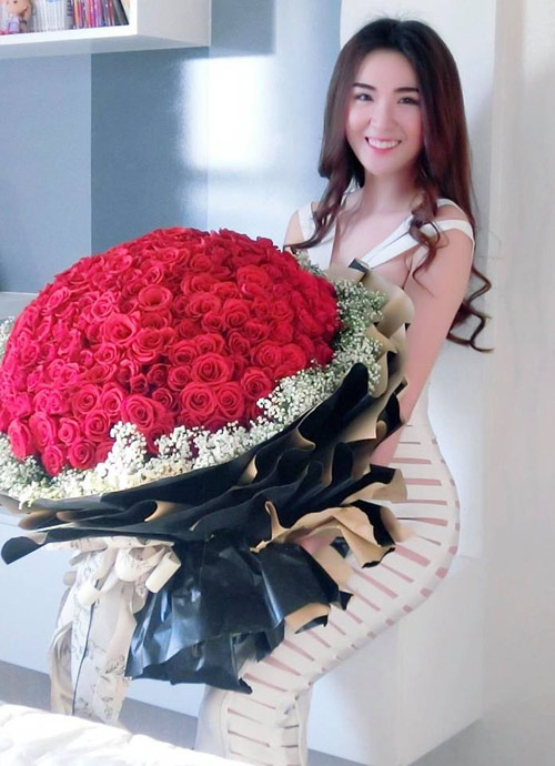 Tò mò về hai cô gái xinh đẹp được tặng 1000 bông hồng 8/3 - Ảnh 4. Tò mò về hai cô gái xinh đẹp được tặng 1000 bông hồng 8/3 - Ảnh 4.