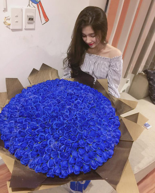 Tò mò về hai cô gái xinh đẹp được tặng 1000 bông hồng 8/3 - Ảnh 12. Tò mò về hai cô gái xinh đẹp được tặng 1000 bông hồng 8/3 - Ảnh 12.