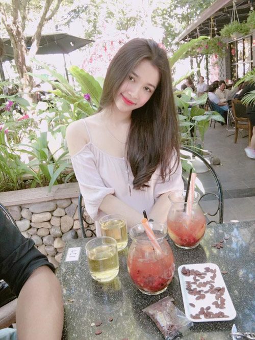 Tò mò về hai cô gái xinh đẹp được tặng 1000 bông hồng 8/3 - Ảnh 18. Tò mò về hai cô gái xinh đẹp được tặng 1000 bông hồng 8/3 - Ảnh 18.