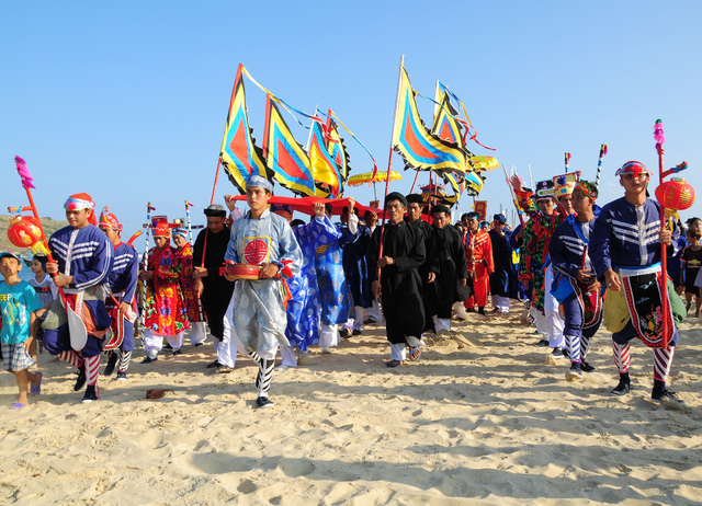 B&igrave;nh Định: Độc đ&aacute;o lễ hội cầu ngư của ngư d&acirc;n v&ugrave;ng biển Nhơn Hải - Ảnh 12.