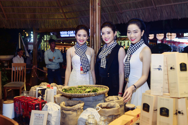 Ngọc Hân, Huyền My, Ngọc Vân bị “bao vây” ở Tây Nguyên - Ảnh 8. Ngọc Hân, Huyền My, Ngọc Vân bị “bao vây” ở Tây Nguyên - Ảnh 8.