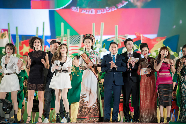 Ngọc Hân, Huyền My, Ngọc Vân bị “bao vây” ở Tây Nguyên - Ảnh 12. Ngọc Hân, Huyền My, Ngọc Vân bị “bao vây” ở Tây Nguyên - Ảnh 12.