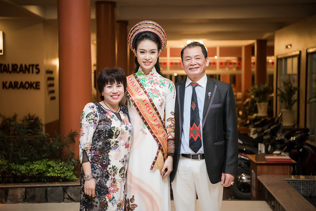 Ngọc Hân, Huyền My, Ngọc Vân bị “bao vây” ở Tây Nguyên - Ảnh 16. Ngọc Hân, Huyền My, Ngọc Vân bị “bao vây” ở Tây Nguyên - Ảnh 16.