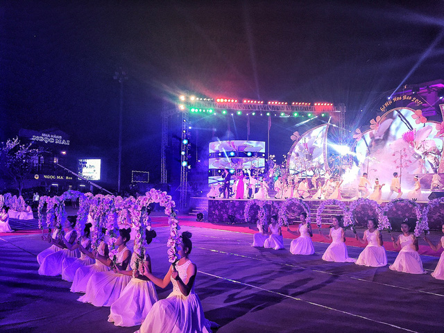 Rực rỡ sắc màu đêm khai mạc Lễ hội Hoa Ban 2017 - Ảnh 6. Rực rỡ sắc màu đêm khai mạc Lễ hội Hoa Ban 2017 - Ảnh 6.