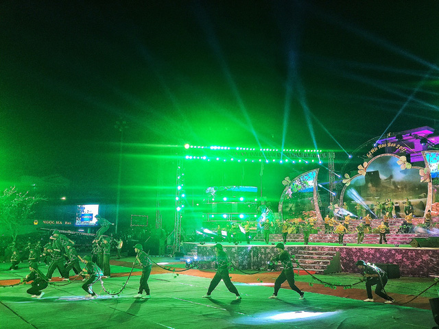 Rực rỡ sắc màu đêm khai mạc Lễ hội Hoa Ban 2017 - Ảnh 10. Rực rỡ sắc màu đêm khai mạc Lễ hội Hoa Ban 2017 - Ảnh 10.