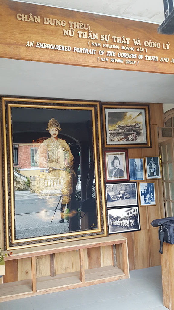 Nam Phương Hoàng Hậu được “phong” Nữ thần sự thật và công lý? - Ảnh 2. Nam Phương Hoàng Hậu được “phong” Nữ thần sự thật và công lý? - Ảnh 2.