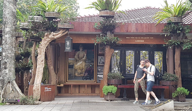 Gỡ bỏ dòng chữ “Nữ thần sự thật và công lý” Nam Phương Hoàng Hậu - Ảnh 6.