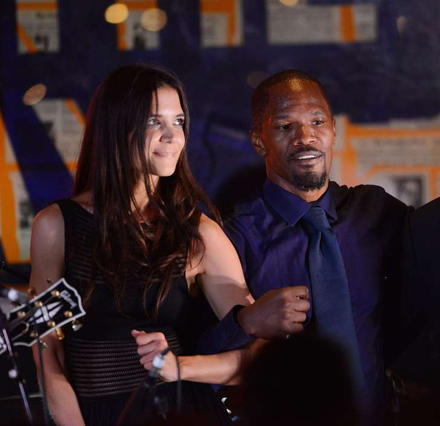 Katie Holmes đi ăn tối cùng Jamie Foxx - Ảnh 4.