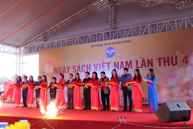 Sách cũ, sách giá rẻ hút độc giá nhí tại Ngày Sách Việt Nam lần thứ 4 - Ảnh 2. Sách cũ, sách giá rẻ hút độc giá nhí tại Ngày Sách Việt Nam lần thứ 4 - Ảnh 2.