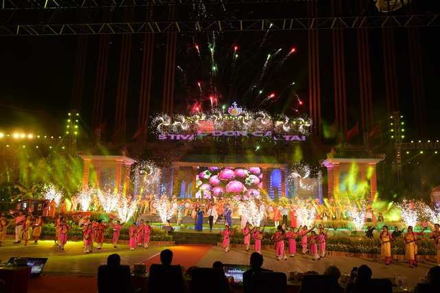 Khai mạc Festival Đờn ca tài tử lần II: Đêm tôn vinh “báu vật phương Nam” - Ảnh 8. Khai mạc Festival Đờn ca tài tử lần II: Đêm tôn vinh “báu vật phương Nam” - Ảnh 8.