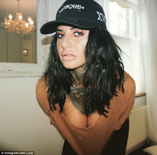 Người đẹp xăm trổ mặc hở bạo ra phố - Ảnh 10.