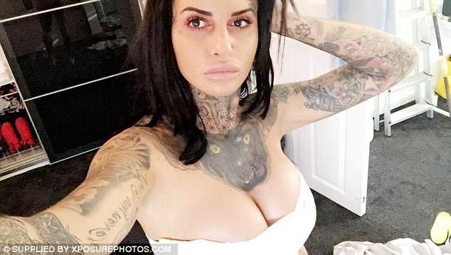 Người đẹp xăm trổ mặc hở bạo ra phố - Ảnh 12.