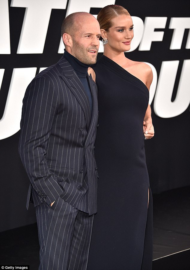 “Người vận chuyển” đưa bạn gái mang bầu dự công chiếu phim - Ảnh 10.