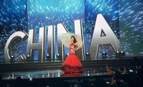 18 bộ trang phục lạ lùng tại Hoa hậu Hoàn vũ 2017: Lệ Hằng nổi bật - Ảnh 5. 18 bộ trang phục lạ lùng tại Hoa hậu Hoàn vũ 2017: Lệ Hằng nổi bật - Ảnh 5.