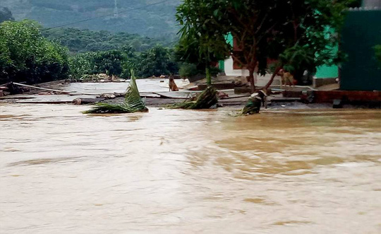 Đập Kala xả lũ, d&acirc;n trở tay kh&ocirc;ng kịp, c&agrave; ph&ecirc; bị cuốn tr&ocirc;i - Ảnh 1.