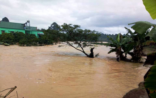 Đập Kala xả lũ, d&acirc;n trở tay kh&ocirc;ng kịp, c&agrave; ph&ecirc; bị cuốn tr&ocirc;i - Ảnh 2.