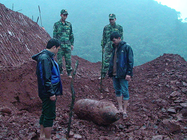 Dời quả bom nặng 3 tạ rưỡi tại công trình cửa khẩu Cha Lo - Ảnh 1.