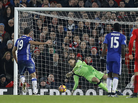 Mignolet tiết lộ sự thật bất ngờ về pha đá phạt thành bàn của David Luiz - Ảnh 1.