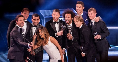 Dani Alves cảm thấy CÔ ĐƠN vì không có Messi và đồng đội ở Barca trong đêm Gala - Ảnh 2.