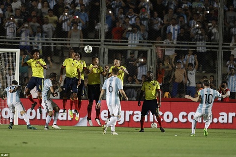 Lionel Messi đá phạt đẹp như mơ vào lưới Colombia - Ảnh 1.