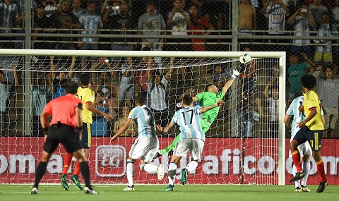 Lionel Messi đá phạt đẹp như mơ vào lưới Colombia - Ảnh 2.
