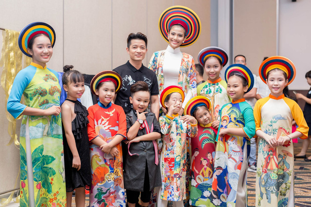 Trương Thị May làm vedette, Lệ Hằng ngọt ngào mừng ngày Quốc tế Thiếu nhi - Ảnh 26. Trương Thị May làm vedette, Lệ Hằng ngọt ngào mừng ngày Quốc tế Thiếu nhi - Ảnh 26.