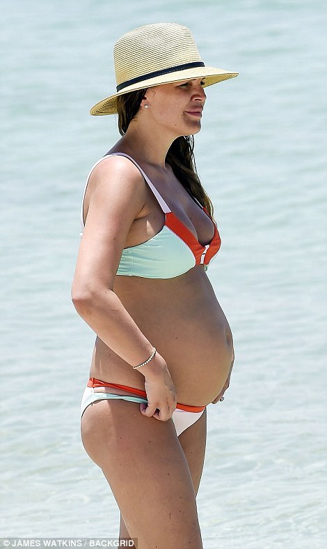 Hoa hậu Danielle Lloyd tự tin diện bikini trong lần mang bầu thứ 4 - Ảnh 18.