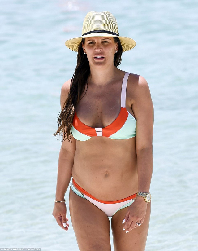 Hoa hậu Danielle Lloyd tự tin diện bikini trong lần mang bầu thứ 4 - Ảnh 22. Hoa hậu Danielle Lloyd tự tin diện bikini trong lần mang bầu thứ 4 - Ảnh 22.