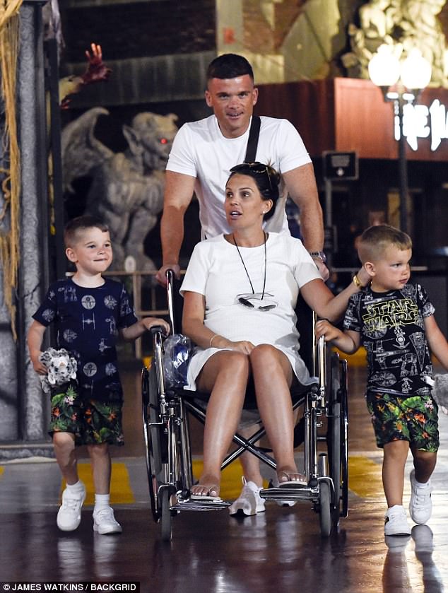 Hoa hậu Danielle Lloyd tự tin diện bikini trong lần mang bầu thứ 4 - Ảnh 38. Hoa hậu Danielle Lloyd tự tin diện bikini trong lần mang bầu thứ 4 - Ảnh 38.