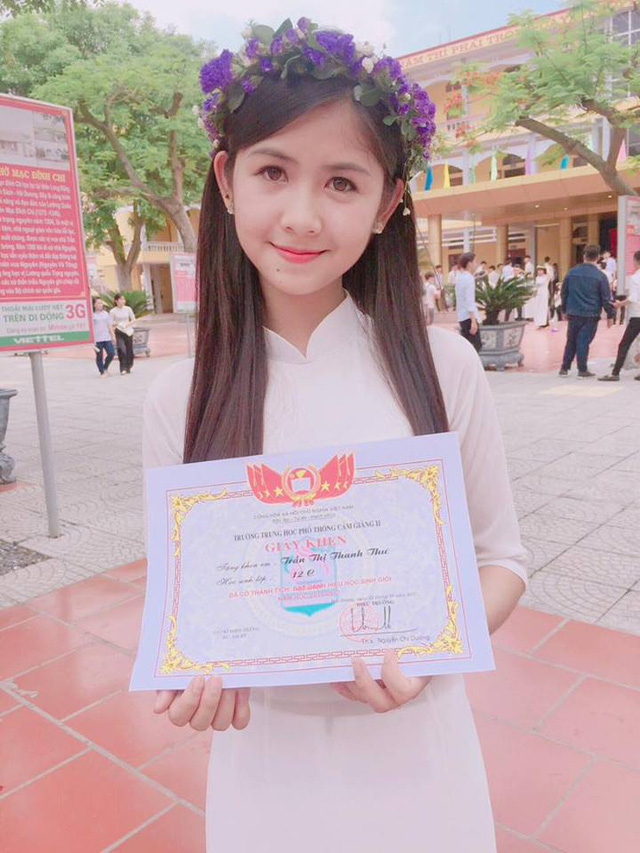 Hot girl mắt lác xinh đẹp như búp bê ngày tốt nghiệp cấp 3 - Ảnh 4. Hot girl mắt lác xinh đẹp như búp bê ngày tốt nghiệp cấp 3 - Ảnh 4.
