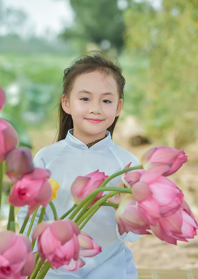 Giải nhiệt mùa hè với bộ ảnh hai chị em dạo đầm sen mát mẻ - Ảnh 2. Giải nhiệt mùa hè với bộ ảnh hai chị em dạo đầm sen mát mẻ - Ảnh 2.