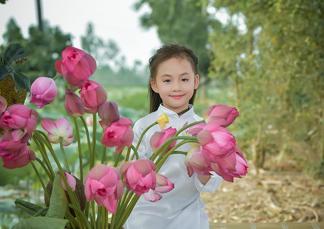 Giải nhiệt mùa hè với bộ ảnh hai chị em dạo đầm sen mát mẻ - Ảnh 4. Giải nhiệt mùa hè với bộ ảnh hai chị em dạo đầm sen mát mẻ - Ảnh 4.