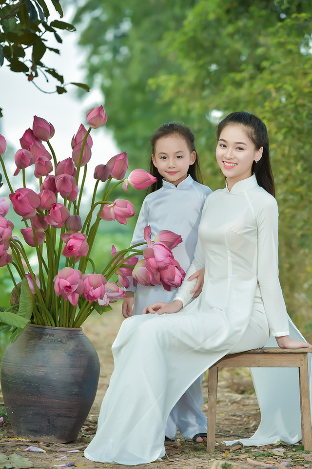 Giải nhiệt mùa hè với bộ ảnh hai chị em dạo đầm sen mát mẻ - Ảnh 6. Giải nhiệt mùa hè với bộ ảnh hai chị em dạo đầm sen mát mẻ - Ảnh 6.