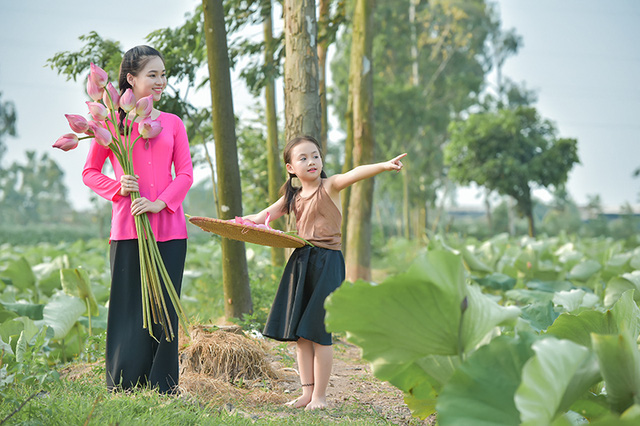 Giải nhiệt mùa hè với bộ ảnh hai chị em dạo đầm sen mát mẻ - Ảnh 8. Giải nhiệt mùa hè với bộ ảnh hai chị em dạo đầm sen mát mẻ - Ảnh 8.