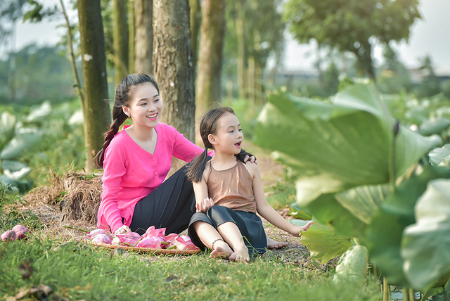 Giải nhiệt mùa hè với bộ ảnh hai chị em dạo đầm sen mát mẻ - Ảnh 10. Giải nhiệt mùa hè với bộ ảnh hai chị em dạo đầm sen mát mẻ - Ảnh 10.
