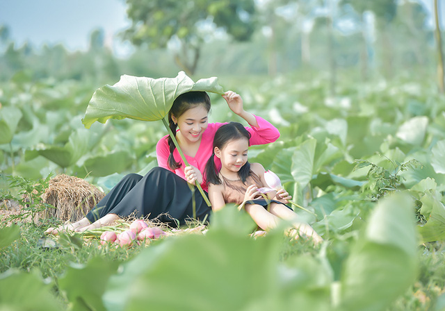 Giải nhiệt mùa hè với bộ ảnh hai chị em dạo đầm sen mát mẻ - Ảnh 12. Giải nhiệt mùa hè với bộ ảnh hai chị em dạo đầm sen mát mẻ - Ảnh 12.