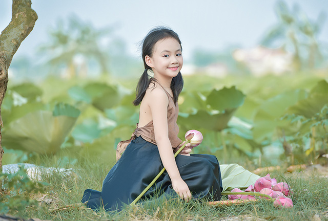 Giải nhiệt mùa hè với bộ ảnh hai chị em dạo đầm sen mát mẻ - Ảnh 14. Giải nhiệt mùa hè với bộ ảnh hai chị em dạo đầm sen mát mẻ - Ảnh 14.