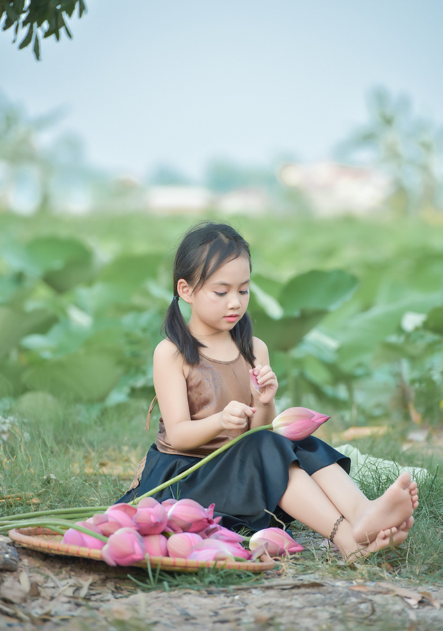 Giải nhiệt mùa hè với bộ ảnh hai chị em dạo đầm sen mát mẻ - Ảnh 18. Giải nhiệt mùa hè với bộ ảnh hai chị em dạo đầm sen mát mẻ - Ảnh 18.